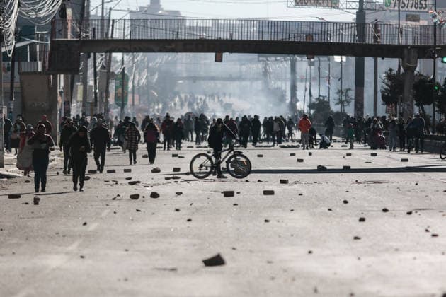 Protests against the Bolivian government over the economic and fuel crisis EL ALTO, BOLIVIA - MAY 16: People walk through roadblocks during protests against the government of Bolivian President Rodrigo Paz, amid an economic and fuel crisis. In La Paz, Bolivia, on May 16, 2026. Jorge Mateo Romay Salinas Anadolu El Alto Bolivia. Editorial use only. Please get in touch for any other usage.  Copyright: x2026xAnadoluxJorgexMateoxRomayxSalinasx