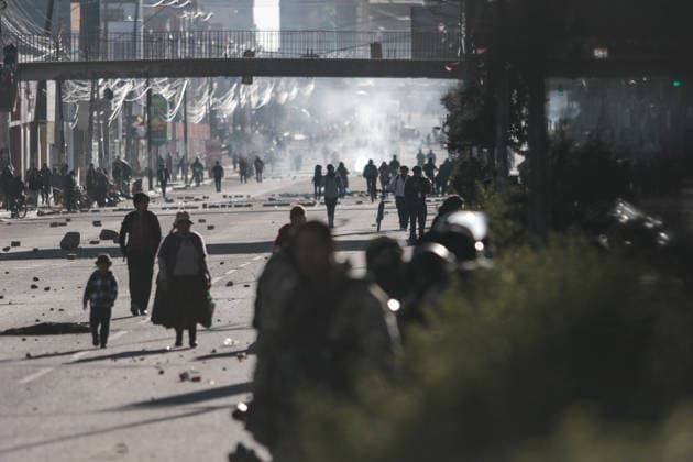 Protests against the Bolivian government over the economic and fuel crisis EL ALTO, BOLIVIA - MAY 16: People walk through roadblocks during protests against the government of Bolivian President Rodrigo Paz, amid an economic and fuel crisis. In La Paz, Bolivia, on May 16, 2026. Jorge Mateo Romay Salinas Anadolu El Alto Bolivia. Editorial use only. Please get in touch for any other usage.  Copyright: x2026xAnadoluxJorgexMateoxRomayxSalinasx