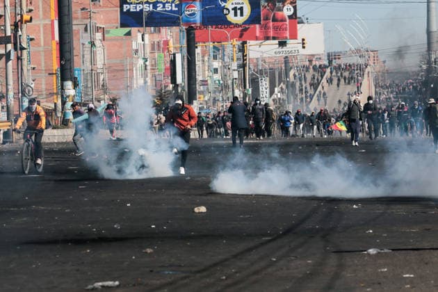 Protests against the Bolivian government over the economic and fuel crisis EL ALTO, BOLIVIA - MAY 16: Protesters block roads with burning tires as they demonstrate against President Rodrigo Paz s government amid an ongoing economic and fuel crisis. in La Paz, Bolivia, on May 16, 2026. Jorge Mateo Romay Salinas Anadolu El Alto Bolivia. Editorial use only. Please get in touch for any other usage.  Copyright: x2026xAnadoluxJorgexMateoxRomayxSalinasx