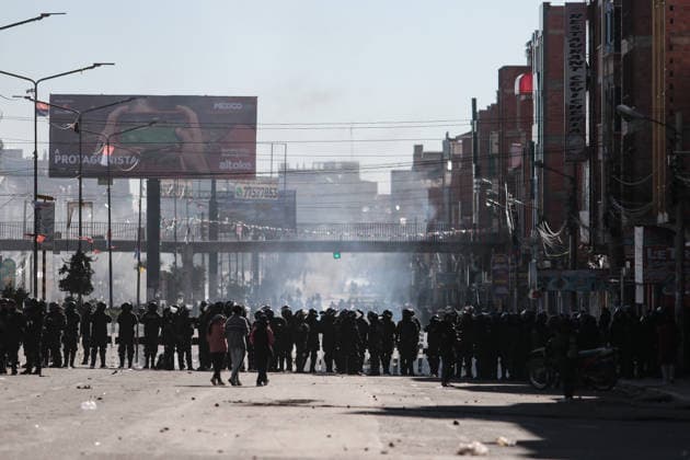 Protests against the Bolivian government over the economic and fuel crisis EL ALTO, BOLIVIA - MAY 16: Police guard one of the roadblocks during protests against the government of President Rodrigo Paz, amid an economic and fuel crisis. In La Paz, Bolivia, on May 16, 2026. Jorge Mateo Romay Salinas Anadolu El Alto Bolivia. Editorial use only. Please get in touch for any other usage.  Copyright: x2026xAnadoluxJorgexMateoxRomayxSalinasx