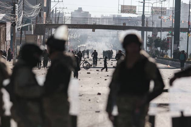 Protests against the Bolivian government over the economic and fuel crisis EL ALTO, BOLIVIA - MAY 16: People attempt to cross roadblocks during protests against the government of President Rodrigo Paz, amid an economic and fuel crisis. In La Paz, Bolivia, on May 16, 2026. Jorge Mateo Romay Salinas Anadolu El Alto Bolivia. Editorial use only. Please get in touch for any other usage.  Copyright: x2026xAnadoluxJorgexMateoxRomayxSalinasx