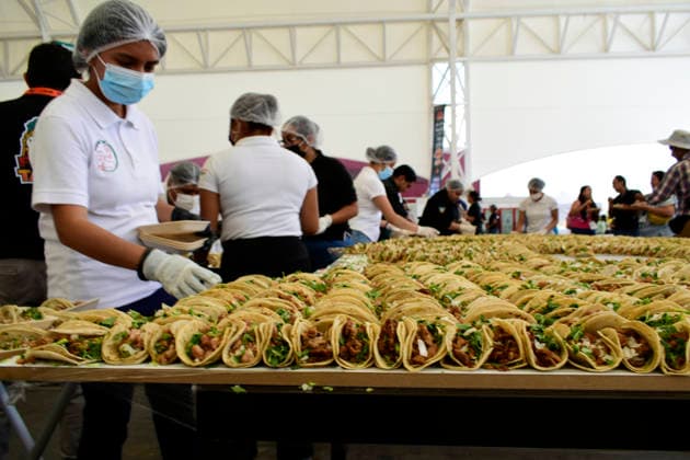 Taco vendors prepare tacos to set a new Guinness World Record for the largest taco display with 2,161 tacos during the Gran Feria del Taco Pachuca 2026. on May 16, 2026 in Pachuca, Mexico. Pachuca Mexico  - ZUMAe321 20260516_zia_e321_012 Copyright: xLuisxBarronx