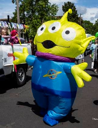 May 16,, 2026 - McMinnville, Oregon, USA - The 26th Annual McMenamins Hotel Oregon UFO Fest commemorates the purported 1950 sighting of a UFO by McMinnville farmer Paul Trent, who made several photos of a disc-shaped object hovering over his land. Mcminnville USA  - ZUMAce6_ 20260516_zaf_ce6_018 Copyright: xBrianxCahnx