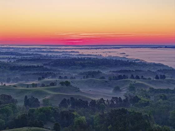 Die hügelige Landschaft der Uckermark am Rande des Odertals im Morgenlicht und Nebel über dem Nationalpark Unteres Odertal. Luftaufnahme. Stützkow, Schwedt, Brandenburg, Deutschland The hilly landscape of the Uckermark on the edge of the Oder Valley in morning light and fog above the Lower Oder Valley National Park. aerial view. Stützkow, Schwedt, Brandenburg, Germany Copyright: imageBROKER MarkusxBeck iblmbk17735901.jpg