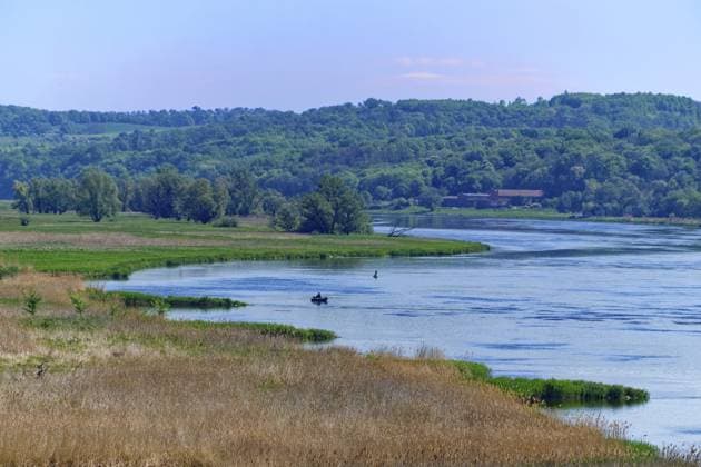 Ein Fischer mit Boot auf der Oder im Nationalpark Unteres Odertal in der Uckermark. Stützkow, Angermünde, Brandenburg, Deutschland A fisherman with a boat on the Oder in the Lower Oder Valley National Park in the Uckermark. Stützkow, Angermünde, Brandenburg, Germany Copyright: imageBROKER MarkusxBeck iblmbk17735450.jpg