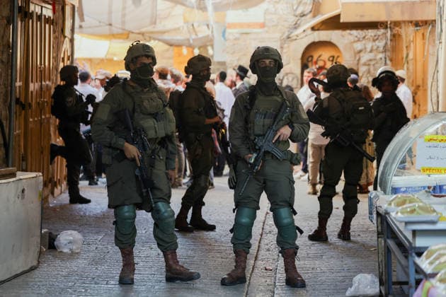 Hebron Israeli Settlers Tour May 16 Armed Israeli soldiers stand guard while Israeli settlers continue their tour in the Old City of Hebron, the occupied West Bank, on May 16, 2026. The area is routinely secured by troops to allow Israeli settlers to tour the city. Hebron West Bank Palestinian Territories Copyright: xMosabxShawerx