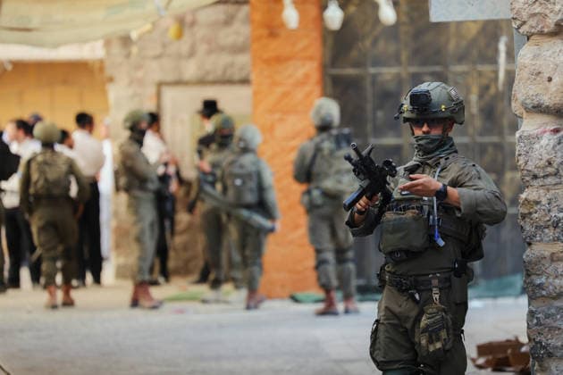 Hebron Israeli Settlers Tour May 16 An armed Israeli soldier stands guard in the Old City of Hebron, the occupied West Bank, on May 16, 2026. The area is routinely secured by troops to allow Israeli settlers to tour the city. Hebron West Bank Palestinian Territories Copyright: xMosabxShawerx
