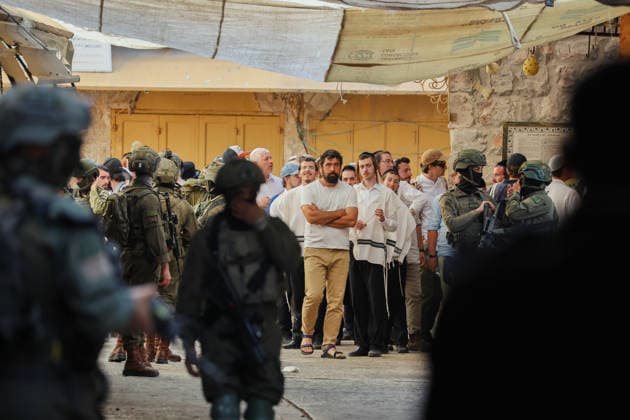 Hebron Israeli Settlers Tour May 16 Israeli settlers gather near armed Israeli soldiers during their tour in the Old City of Hebron, the occupied West Bank, on May 16, 2026. The area is routinely secured by troops to allow Israeli settlers to tour the city. Hebron West Bank Palestinian Territories Copyright: xMosabxShawerx