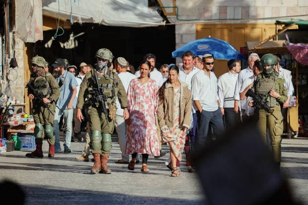 Hebron Israeli Settlers Tour May 16 Armed Israeli soldiers escort Israeli settlers during their tour in the Old City of Hebron, the occupied West Bank, on May 16, 2026. The area is routinely secured by troops to allow Israeli settlers to tour the city. Hebron West Bank Palestinian Territories Copyright: xMosabxShawerx