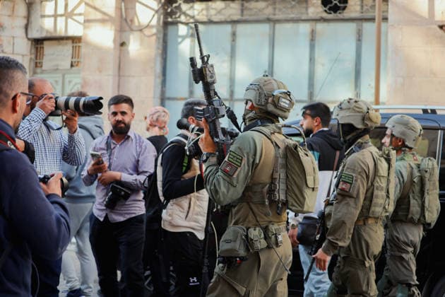 Hebron Israeli Settlers Tour May 16 Photographers take pictures of armed Israeli soldiers in the Old City of Hebron, the occupied West Bank, on May 16, 2026. The area is routinely secured by troops to allow Israeli settlers to tour the city. Hebron West Bank Palestinian Territories Copyright: xMosabxShawerx