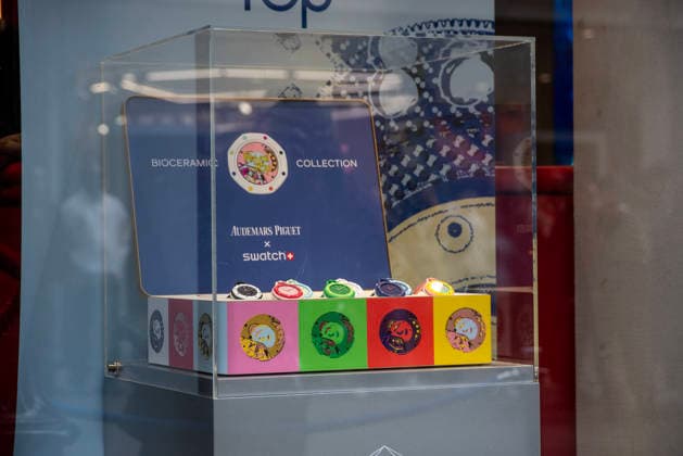 May 16, 2026, London, United Kingdom: The collectible Bioceramic Royal Pop pocket watches on display at the store in London. A large crowd gathered by the Swatch store in Covent Garden, London to buy one from the collectible Bioceramic Royal Pop pocket watches. London United Kingdom - ZUMAs197 20260516_aaa_s197_631 Copyright: xKrisztianxElekx