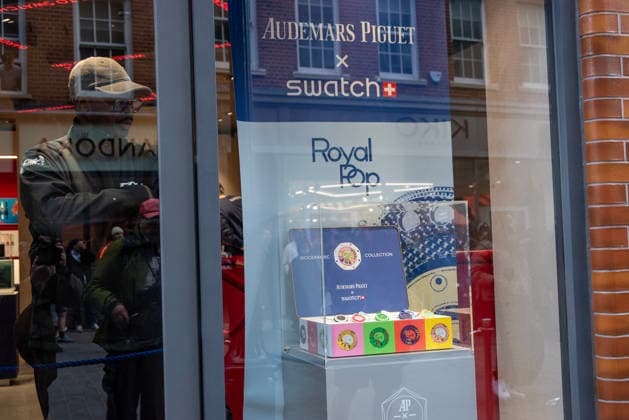 May 16, 2026, London, United Kingdom: A security guard stands by the displayed Bioceramic Royal Pop pocket watches at the store in London. A large crowd gathered by the Swatch store in Covent Garden, London to buy one from the collectible Bioceramic Royal Pop pocket watches. London United Kingdom  - ZUMAs197 20260516_aaa_s197_635 Copyright: xKrisztianxElekx