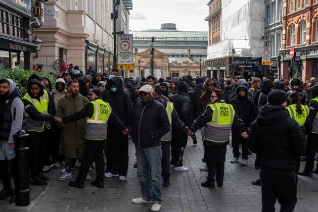 May 16, 2026, London, United Kingdom: Security guards hold the large crowd outside the Swatch store at the Covent Garden. A large crowd gathered by the Swatch store in Covent Garden, London to buy one from the collectible Bioceramic Royal Pop pocket watches. London United Kingdom  - ZUMAs197 20260516_aaa_s197_636 Copyright: xKrisztianxElekx
