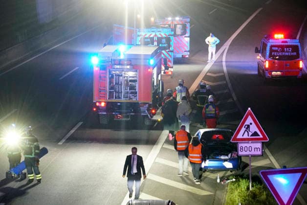 CNTV A1 ACCIDENT Accident scene A1 car fire department RTW police patrol car officers paramedics ambulance in action Serious traffic accident 6 injured persons one of the injured persons fled 17 05 2026 Hamburg Moorfleet Accident scene stretches over approx. 200 meters A vehicle lost loaded bicycles on impact Hamburg Germany
