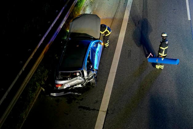 CNTV A1 ACCIDENT Accident scene A1 car fire department RTW police patrol car officers paramedics ambulance in action Serious traffic accident 6 injured persons one of the injured persons fled 17 05 2026 Hamburg Moorfleet Accident scene stretches over approx. 200 meters A vehicle lost loaded bicycles on impact Hamburg Germany