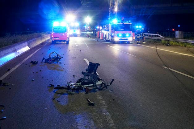 CNTV A1 ACCIDENT Accident scene A1 car fire department RTW police patrol car officers paramedics ambulance in action Serious traffic accident 6 injured persons one of the injured persons fled 17 05 2026 Hamburg Moorfleet Accident scene stretches over approx. 200 meters A vehicle lost loaded bicycles on impact Hamburg Germany