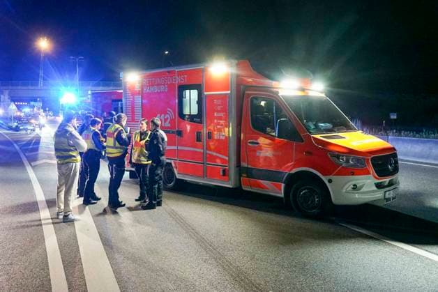 CNTV A1 ACCIDENT Accident scene A1 car fire department RTW police patrol car officers paramedics ambulance in action Serious traffic accident 6 injured persons one of the injured persons fled 17 05 2026 Hamburg Moorfleet Accident scene stretches over approx. 200 meters A vehicle lost loaded bicycles on impact Hamburg Germany
