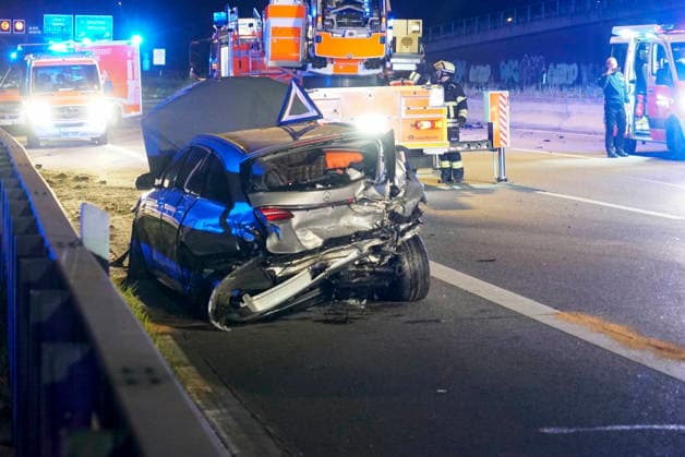 CNTV A1 ACCIDENT Accident scene A1 car fire department RTW police patrol car officers paramedics ambulance in action Serious traffic accident 6 injured persons one of the injured persons fled 17 05 2026 Hamburg Moorfleet Accident scene stretches over approx. 200 meters A vehicle lost loaded bicycles on impact Hamburg Germany