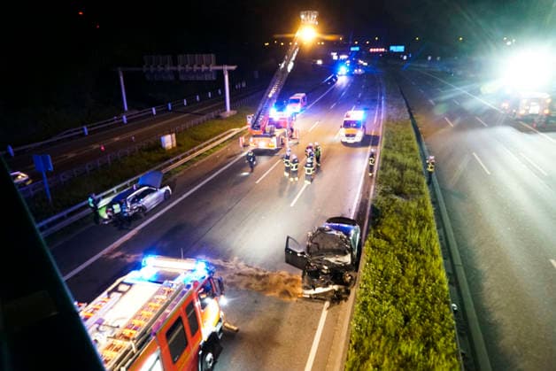 CNTV A1 ACCIDENT Accident scene A1 car fire department RTW police patrol car officers paramedics ambulance in action Serious traffic accident 6 injured persons one of the injured persons fled 17 05 2026 Hamburg Moorfleet Accident scene stretches over approx. 200 meters A vehicle lost loaded bicycles on impact Hamburg Germany