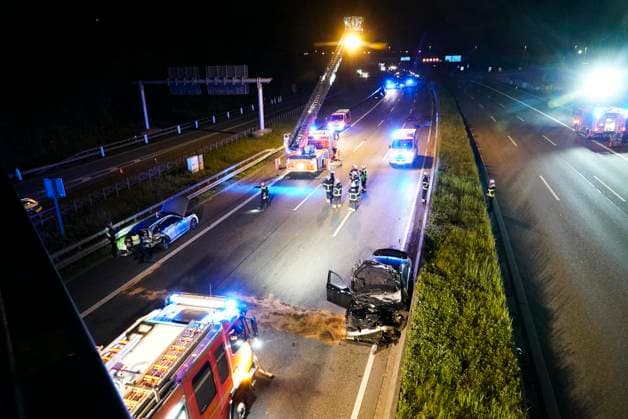 CNTV A1 ACCIDENT Accident scene A1 car fire department RTW police patrol car officers paramedics ambulance in action Serious traffic accident 6 injured persons one of the injured persons fled 17 05 2026 Hamburg Moorfleet Accident scene stretches over approx. 200 meters A vehicle lost loaded bicycles on impact Hamburg Germany