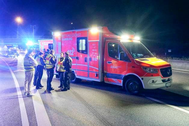 CNTV A1 ACCIDENT Accident scene A1 car fire department RTW police patrol car officers paramedics ambulance in action Serious traffic accident 6 injured persons one of the injured persons fled 17 05 2026 Hamburg Moorfleet Accident scene stretches over approx. 200 meters A vehicle lost loaded bicycles on impact Hamburg Germany
