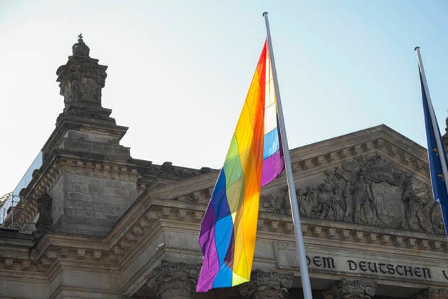 To mark the International Day against Homophobia, the rainbow flag was raised on the Reichstag building in Berlin on Sunday 17 May 2026 The 17 May stands internationally for the fight against d Copyright: epd-bild RolfxZoellner epd-Regenbogenfahne_Reichstag4-kopieren