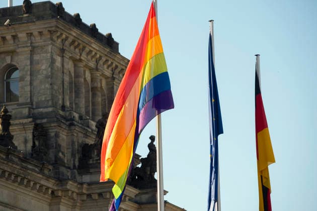 To mark the International Day against Homophobia, the rainbow flag was raised on the Reichstag building in Berlin on Sunday 17 May 2026 The 17 May stands internationally for the fight against d Copyright: epd-bild RolfxZoellner epd-Regenbogenfahne_Reichstag1-kopieren