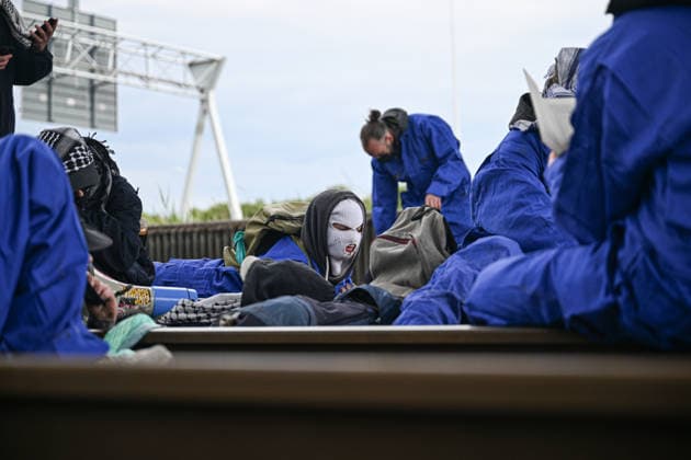 Pro-Palestine Rail Protest Near Rotterdam Port Ends In Arrests Protesters block a freight railway route near the Port of Rotterdam during a pro-Palestine demonstration in Rotterdam, Netherlands, on May 16, 2026. Police intervene as demonstrators occupy the tracks, and several arrests are made during the protest. Rotterdam Netherlands  Copyright: xMounebxTaimx originalFilename: nassar-notitle260516_np2GJ.jpg
