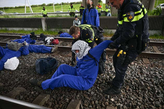 Pro-Palestine Rail Protest Near Rotterdam Port Ends In Arrests Protesters block a freight railway route near the Port of Rotterdam during a pro-Palestine demonstration in Rotterdam, Netherlands, on May 16, 2026. Police intervene as demonstrators occupy the tracks, and several arrests are made during the protest. Rotterdam Netherlands  Copyright: xMounebxTaimx originalFilename: nassar-notitle260516_np313.jpg