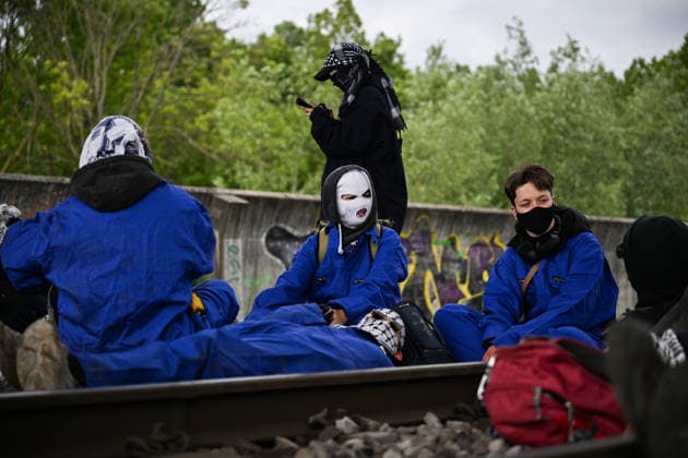 Pro-Palestine Rail Protest Near Rotterdam Port Ends In Arrests Protesters block a freight railway route near the Port of Rotterdam during a pro-Palestine demonstration in Rotterdam, Netherlands, on May 16, 2026. Police intervene as demonstrators occupy the tracks, and several arrests are made during the protest. Rotterdam Netherlands  Copyright: xMounebxTaimx originalFilename: nassar-notitle260516_nphbO.jpg