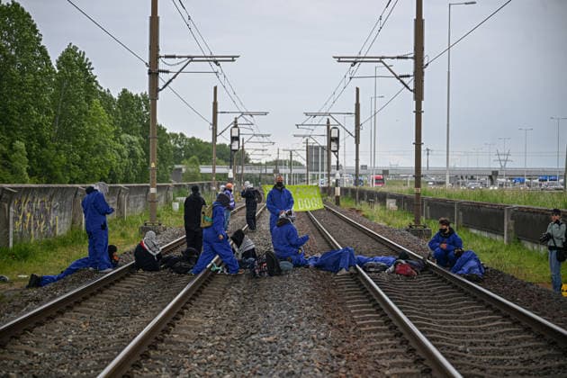 Pro-Palestine Rail Protest Near Rotterdam Port Ends In Arrests Protesters block a freight railway route near the Port of Rotterdam during a pro-Palestine demonstration in Rotterdam, Netherlands, on May 16, 2026. Police intervene as demonstrators occupy the tracks, and several arrests are made during the protest. Rotterdam Netherlands  Copyright: xMounebxTaimx originalFilename: nassar-notitle260516_npi2l.jpg