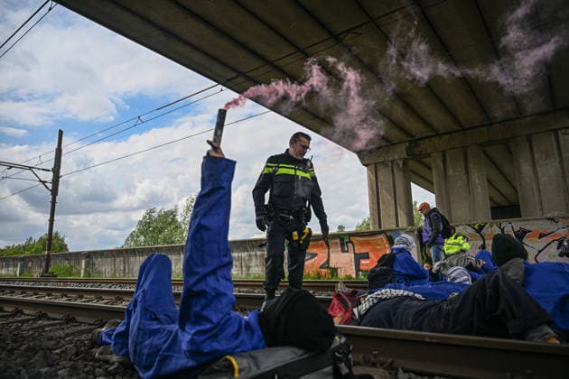 Pro-Palestine Rail Protest Near Rotterdam Port Ends In Arrests Protesters block a freight railway route near the Port of Rotterdam during a pro-Palestine demonstration in Rotterdam, Netherlands, on May 16, 2026. Police intervene as demonstrators occupy the tracks, and several arrests are made during the protest. Rotterdam Netherlands  Copyright: xMounebxTaimx originalFilename: nassar-notitle260516_npQcJ.jpg