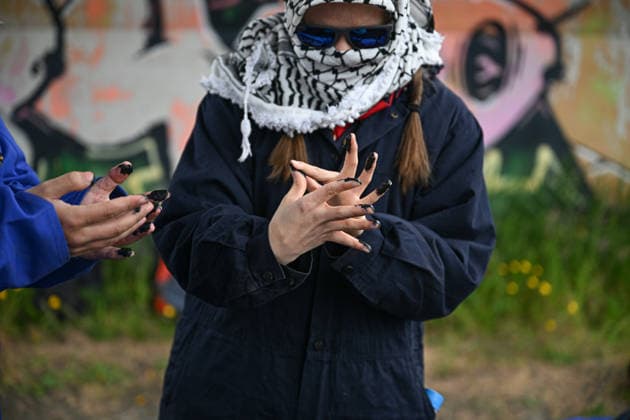 Pro-Palestine Rail Protest Near Rotterdam Port Ends In Arrests Protesters block a freight railway route near the Port of Rotterdam during a pro-Palestine demonstration in Rotterdam, Netherlands, on May 16, 2026. Police intervene as demonstrators occupy the tracks, and several arrests are made during the protest. Rotterdam Netherlands  Copyright: xMounebxTaimx originalFilename: nassar-notitle260516_npQS7.jpg