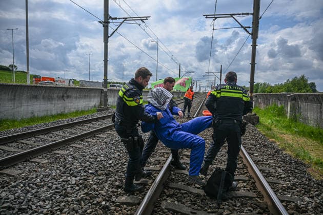 Pro-Palestine Rail Protest Near Rotterdam Port Ends In Arrests Protesters block a freight railway route near the Port of Rotterdam during a pro-Palestine demonstration in Rotterdam, Netherlands, on May 16, 2026. Police intervene as demonstrators occupy the tracks, and several arrests are made during the protest. Rotterdam Netherlands  Copyright: xMounebxTaimx originalFilename: nassar-notitle260516_nprOd.jpg