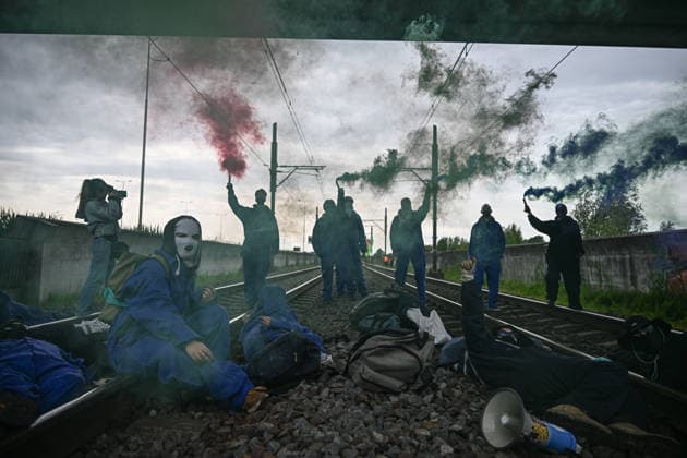 Pro-Palestine Rail Protest Near Rotterdam Port Ends In Arrests Protesters block a freight railway route near the Port of Rotterdam during a pro-Palestine demonstration in Rotterdam, Netherlands, on May 16, 2026. Police intervene as demonstrators occupy the tracks, and several arrests are made during the protest. Rotterdam Netherlands  Copyright: xMounebxTaimx originalFilename: nassar-notitle260516_npRVG.jpg
