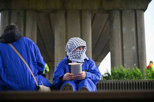 Pro-Palestine Rail Protest Near Rotterdam Port Ends In Arrests Protesters block a freight railway route near the Port of Rotterdam during a pro-Palestine demonstration in Rotterdam, Netherlands, on May 16, 2026. Police intervene as demonstrators occupy the tracks, and several arrests are made during the protest. Rotterdam Netherlands  Copyright: xMounebxTaimx originalFilename: nassar-notitle260516_npvGD.jpg