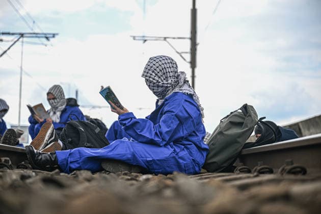 Pro-Palestine Rail Protest Near Rotterdam Port Ends In Arrests Protesters block a freight railway route near the Port of Rotterdam during a pro-Palestine demonstration in Rotterdam, Netherlands, on May 16, 2026. Police intervene as demonstrators occupy the tracks, and several arrests are made during the protest. Rotterdam Netherlands  Copyright: xMounebxTaimx originalFilename: nassar-notitle260516_npWZX.jpg