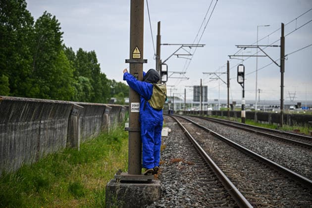 Pro-Palestine Rail Protest Near Rotterdam Port Ends In Arrests Protesters block a freight railway route near the Port of Rotterdam during a pro-Palestine demonstration in Rotterdam, Netherlands, on May 16, 2026. Police intervene as demonstrators occupy the tracks, and several arrests are made during the protest. Rotterdam Netherlands  Copyright: xMounebxTaimx originalFilename: nassar-notitle260516_npy7T.jpg