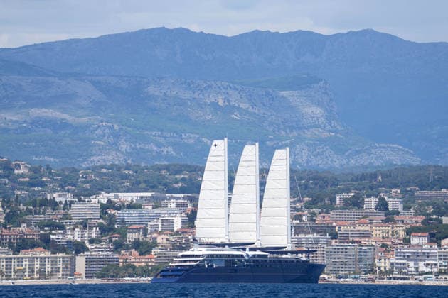 The Orient Express Corinthian in Antibes The Orient Express Corinthian, the world s largest sailing ship, seen in Antibes, France on May 17, 2026. Photo by ABACAPRESS.COM  Copyright: xABACAx