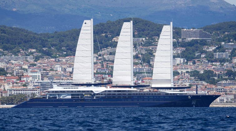 The Orient Express Corinthian in Antibes The Orient Express Corinthian, the world s largest sailing ship, seen in Antibes, France on May 17, 2026. Photo by ABACAPRESS.COM  Copyright: xABACAx