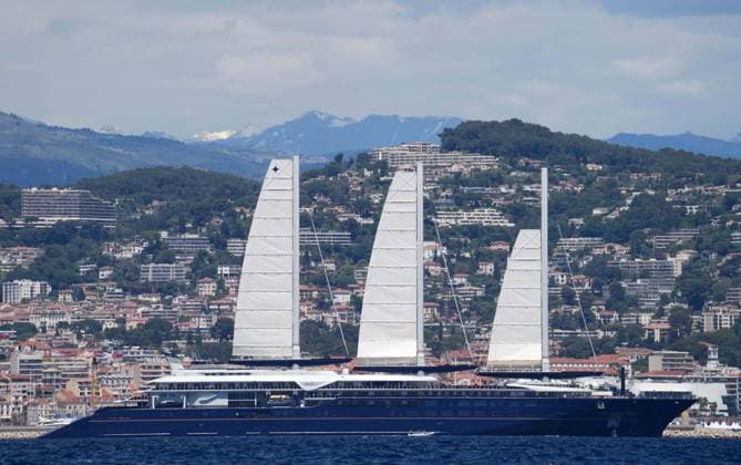 The Orient Express Corinthian in Antibes The Orient Express Corinthian, the world s largest sailing ship, seen in Antibes, France on May 17, 2026. Photo by ABACAPRESS.COM  Copyright: xABACAx