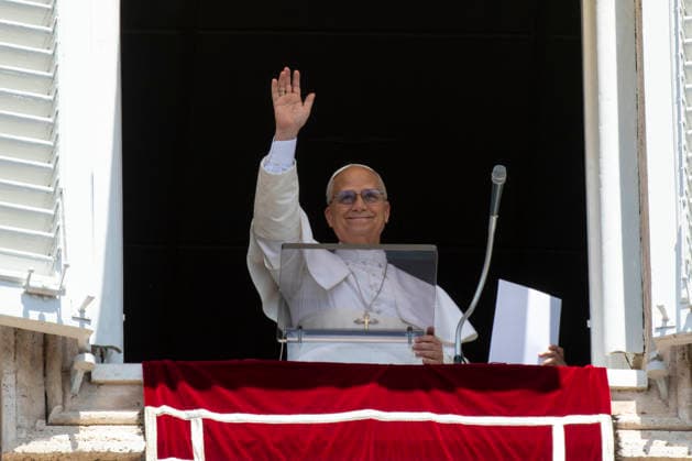 ITALY - POPE LEO XIV WAVES RO THE CROWD FROM THE WINDOW OF THE APOSTOLIC PALACE OVERLOOKING ST PETER S SQUARE DURING THE ANGELUS PRAYER AT THE VATICAN- 2026 5 17 Italy, Rome, Vatican, 2026 5 17.Pope Leo XIV waves to the crowd from the window of the apostolic palace overlooking St. Peter s square during the Angelus prayer in the Vatican EDITORIAL USE ONLY - NO BOOKS Copyright: xVATICANxMEDIAx