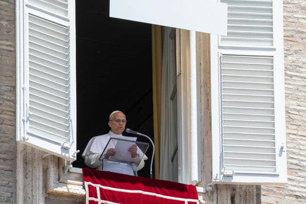 ITALY - POPE LEO XIV WAVES RO THE CROWD FROM THE WINDOW OF THE APOSTOLIC PALACE OVERLOOKING ST PETER S SQUARE DURING THE ANGELUS PRAYER AT THE VATICAN- 2026 5 17 Italy, Rome, Vatican, 2026 5 17.Pope Leo XIV waves to the crowd from the window of the apostolic palace overlooking St. Peter s square during the Angelus prayer in the Vatican EDITORIAL USE ONLY - NO BOOKS Copyright: xVATICANxMEDIAx