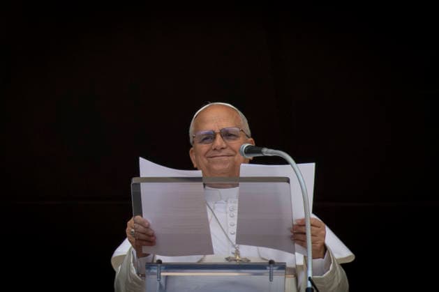 ITALY - POPE LEO XIV WAVES RO THE CROWD FROM THE WINDOW OF THE APOSTOLIC PALACE OVERLOOKING ST PETER S SQUARE DURING THE ANGELUS PRAYER AT THE VATICAN- 2026 5 17 Italy, Rome, Vatican, 2026 5 17.Pope Leo XIV waves to the crowd from the window of the apostolic palace overlooking St. Peter s square during the Angelus prayer in the Vatican EDITORIAL USE ONLY - NO BOOKS Copyright: xVATICANxMEDIAx