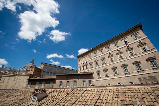 RECORD DATE NOT STATED ITALY - POPE LEO XIV WAVES RO THE CROWD FROM THE WINDOW OF THE APOSTOLIC PALACE OVERLOOKING ST PETER S SQUARE DURING THE ANGELUS PRAYER AT THE VATICAN- 2026 5 17 Italy, Rome, Vatican, 2026 5 17.Pope Leo XIV waves to the crowd from the window of the apostolic palace overlooking St. Peter s square during the Angelus prayer in the Vatican EDITORIAL USE ONLY - NO BOOKS Copyright: xVATICANxMEDIAx
