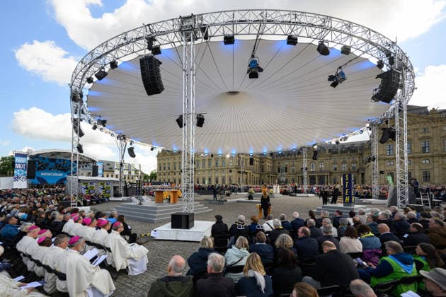 The 104th German Catholic Convention in Würzburg ended on Sunday 17 May 2026 with a closing service on the Residenzplatz Tens of thousands of participants have attended the Christian meeting since Wednesday evening In addition to internal church issues such as the abuse scandal, the lay meet Copyright: epd-bild DanielxPeter epd-Katholikentag_Wuerzburg207-kopieren