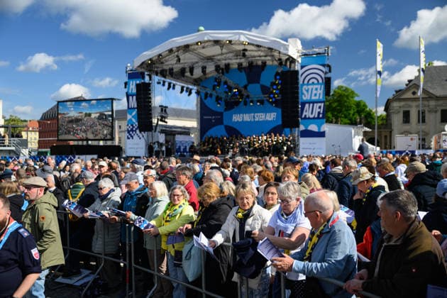 The 104th German Catholic Convention in Wuerzburg ended on Sunday 17 May 2026 with a closing service on the Residenzplatz Tens of thousands of participants have attended the Christian meeting since Wednesday evening In addition to internal church issues such as the abuse scandal, the lay mee Copyright: epd-bild DanielxPeter epd-Katholikentag_Wuerzburg211-kopieren