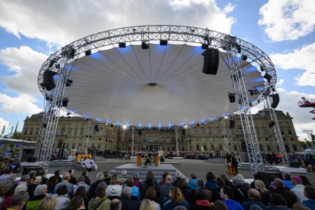The 104th German Catholic Convention in Wuerzburg ended on Sunday 17 May 2026 with a closing service on the Residenzplatz Tens of thousands of participants have attended the Christian meeting since Wednesday evening In addition to internal church issues such as the abuse scandal, the lay mee Copyright: epd-bild DanielxPeter 260517_abschlussgottedienst_katholikentag_dsc_5961
