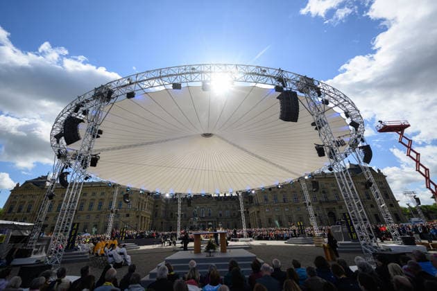 The 104th German Catholic Convention in Wuerzburg ended on Sunday 17 May 2026 with a closing service on the Residenzplatz Tens of thousands of participants have attended the Christian meeting since Wednesday evening In addition to internal church issues such as the abuse scandal, the lay mee Copyright: epd-bild DanielxPeter 260517_abschlussgottedienst_katholikentag_dsc_5977