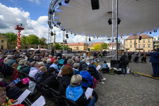 The 104th German Catholic Convention in Wuerzburg ended on Sunday 17 May 2026 with a closing service on the Residenzplatz Tens of thousands of participants have attended the Christian meeting since Wednesday evening In addition to internal church issues such as the abuse scandal, the lay mee Copyright: epd-bild DanielxPeter 260517_abschlussgottedienst_katholikentag_dsc_6132